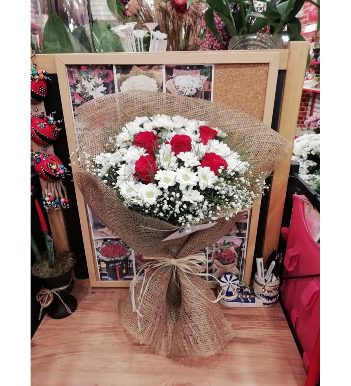 5 Kırmızı Gül Ve Papatyalar