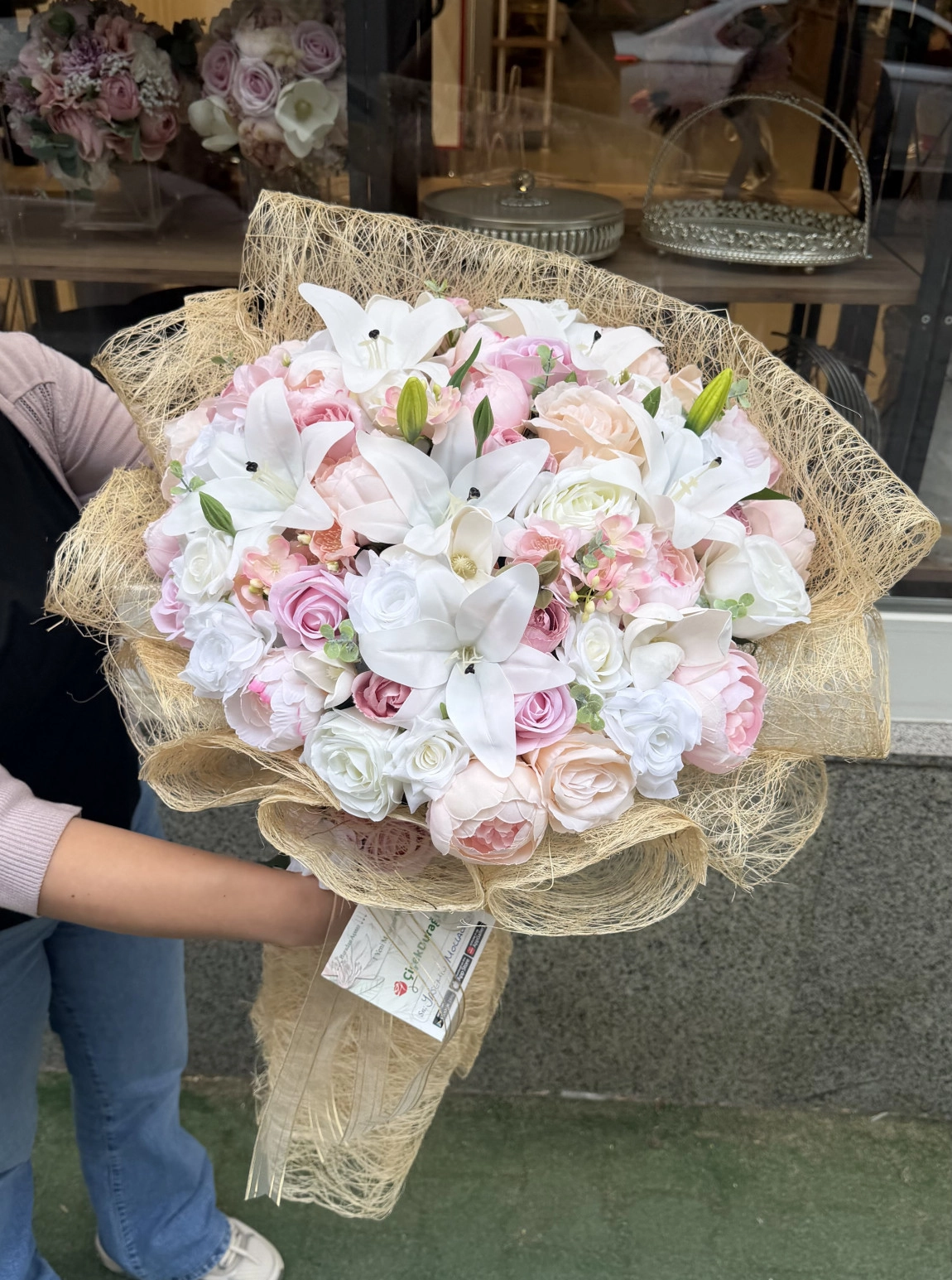 Altın Sarısı File Ambalajda Beyaz Lilium Ve Pembe Gül Buketi