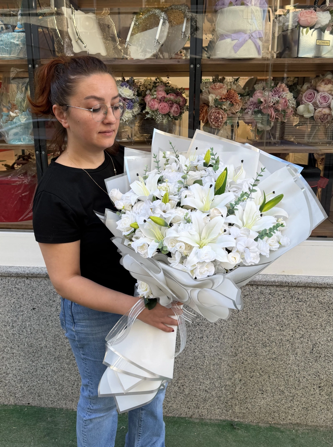 Beyaz Lilyum Ve Beyaz Gül Tasarımlı Büyük Boy Buket