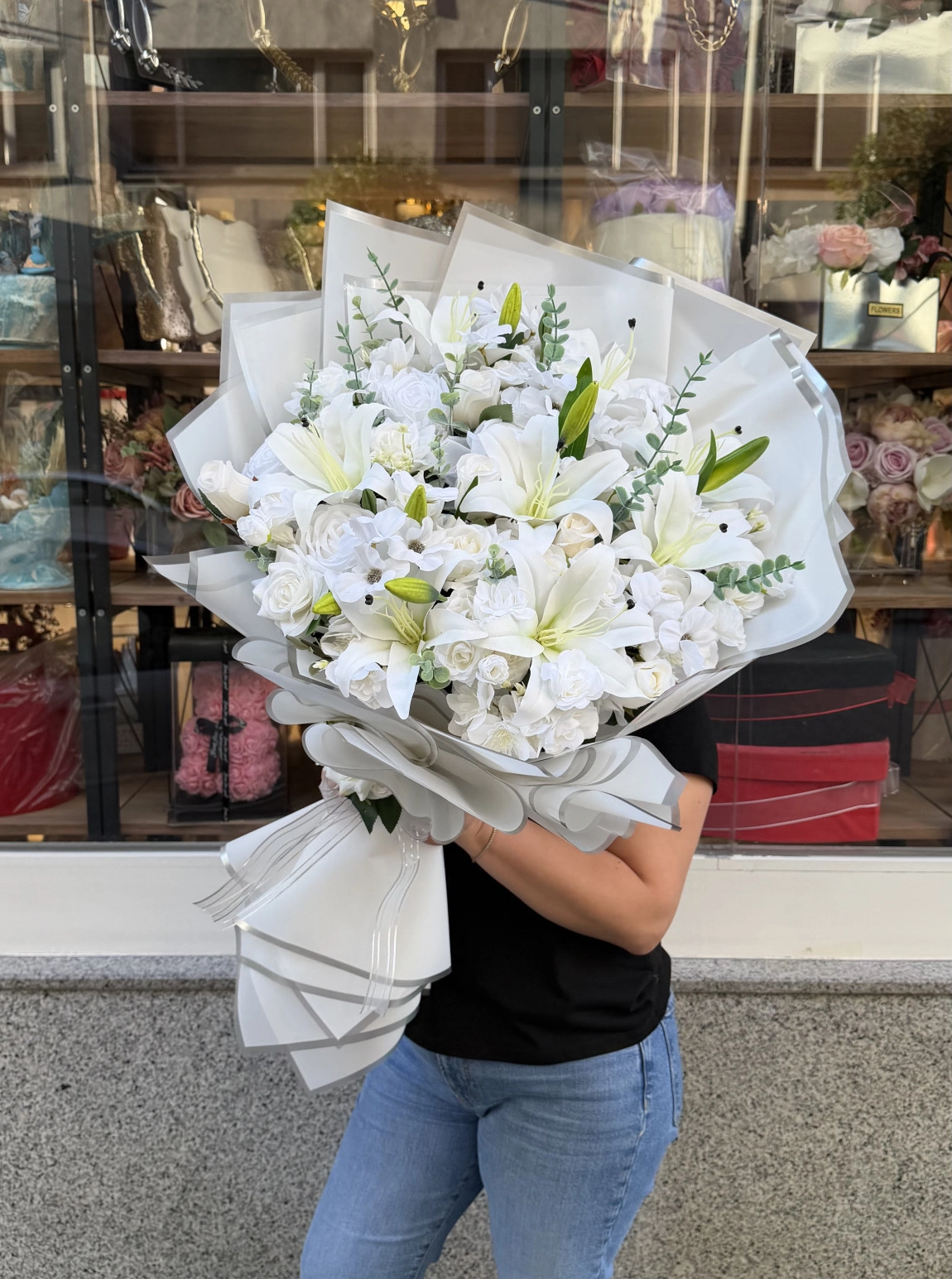 Beyaz Lilyum Ve Beyaz Gül Tasarımlı Büyük Boy Buket
