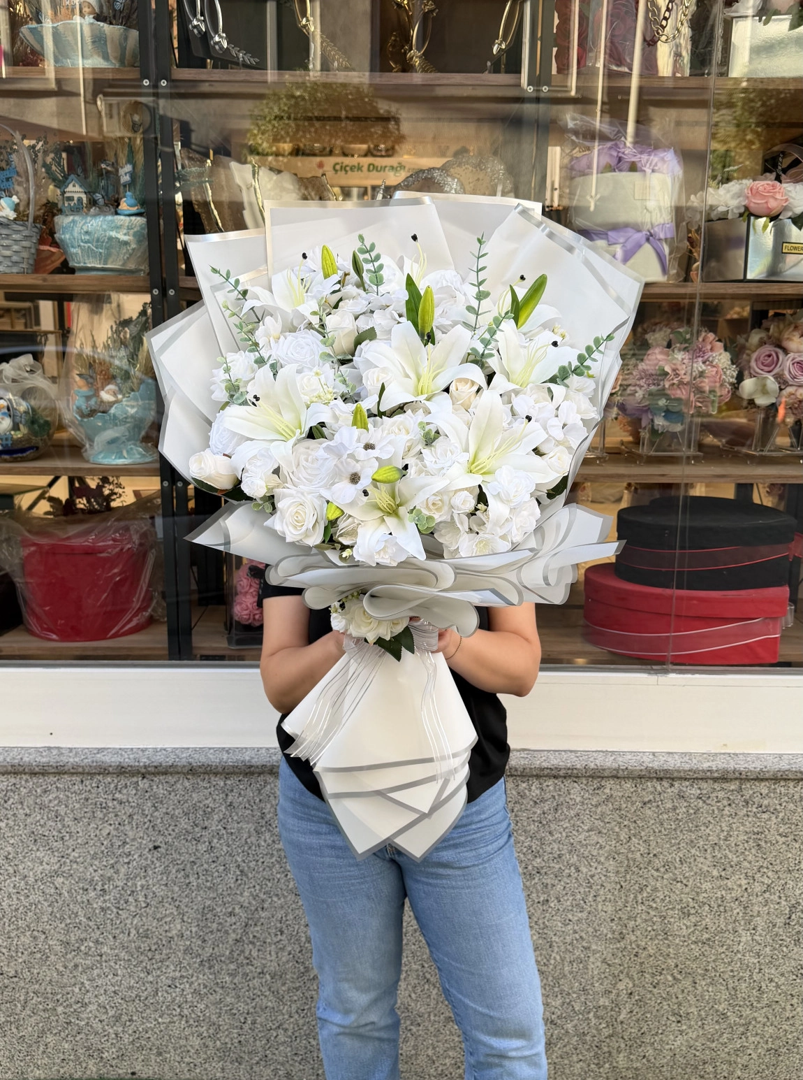 Beyaz Lilyum Ve Beyaz Gül Tasarımlı Büyük Boy Buket