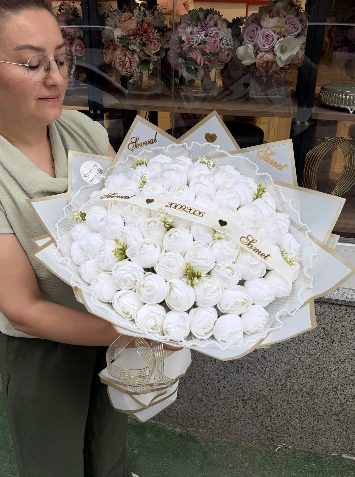 Kişiye Özel İsim Yazılı Lüks Beyaz Gül Buketi