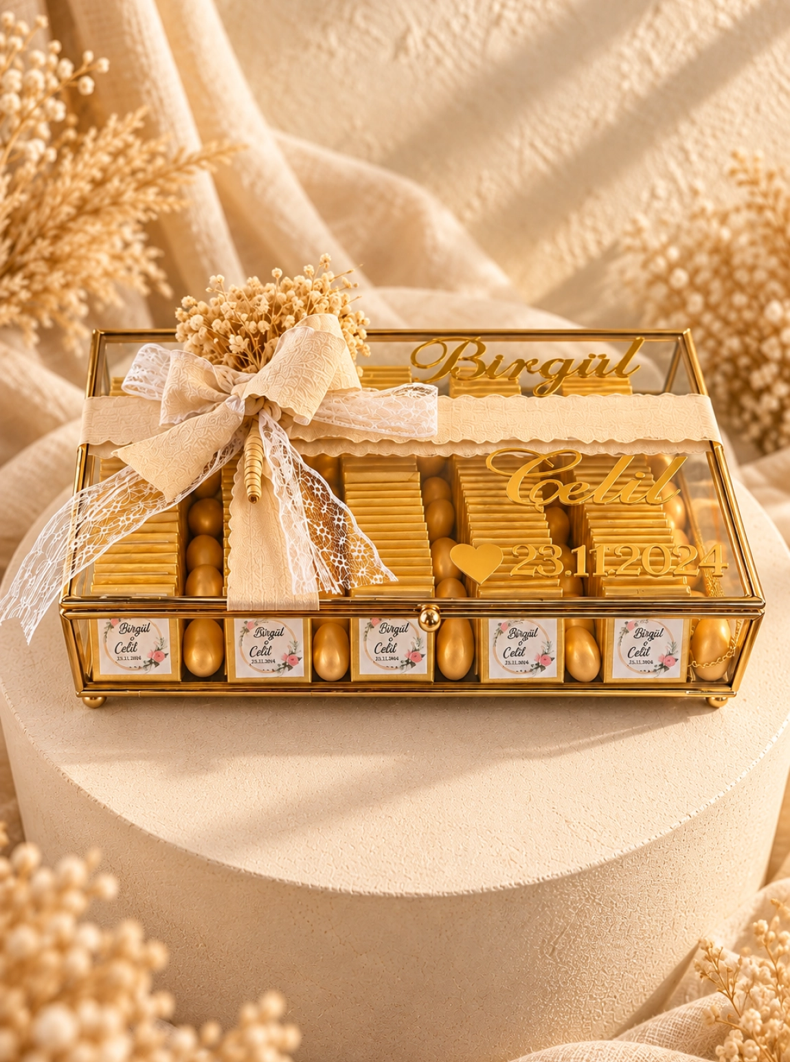 Kişiye Özel İsimli Gold Cam Kutuda Söz Ve Nişan Çikolatası Aranjmanı