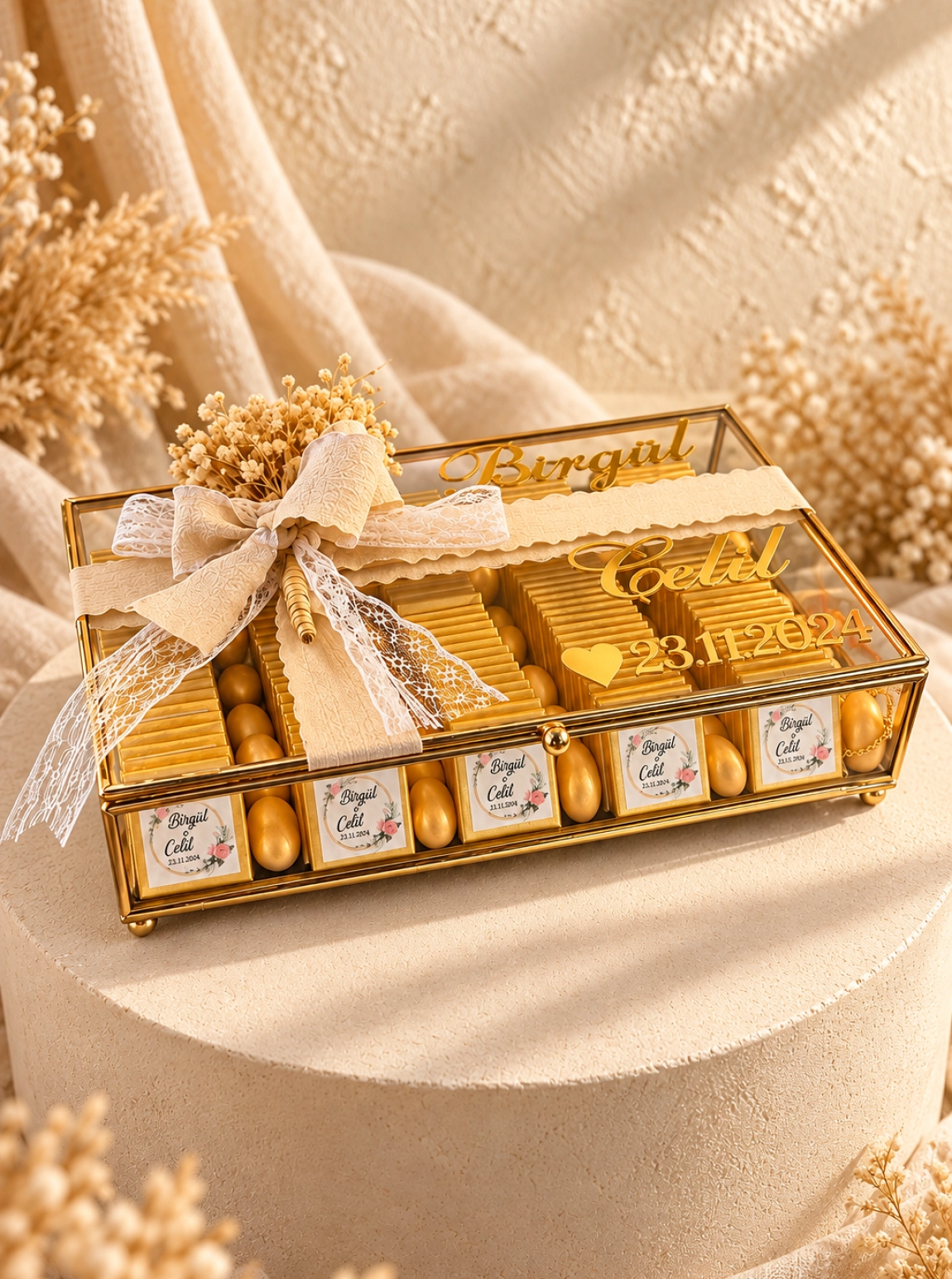 Kişiye Özel İsimli Gold Cam Kutuda Söz Ve Nişan Çikolatası Aranjmanı