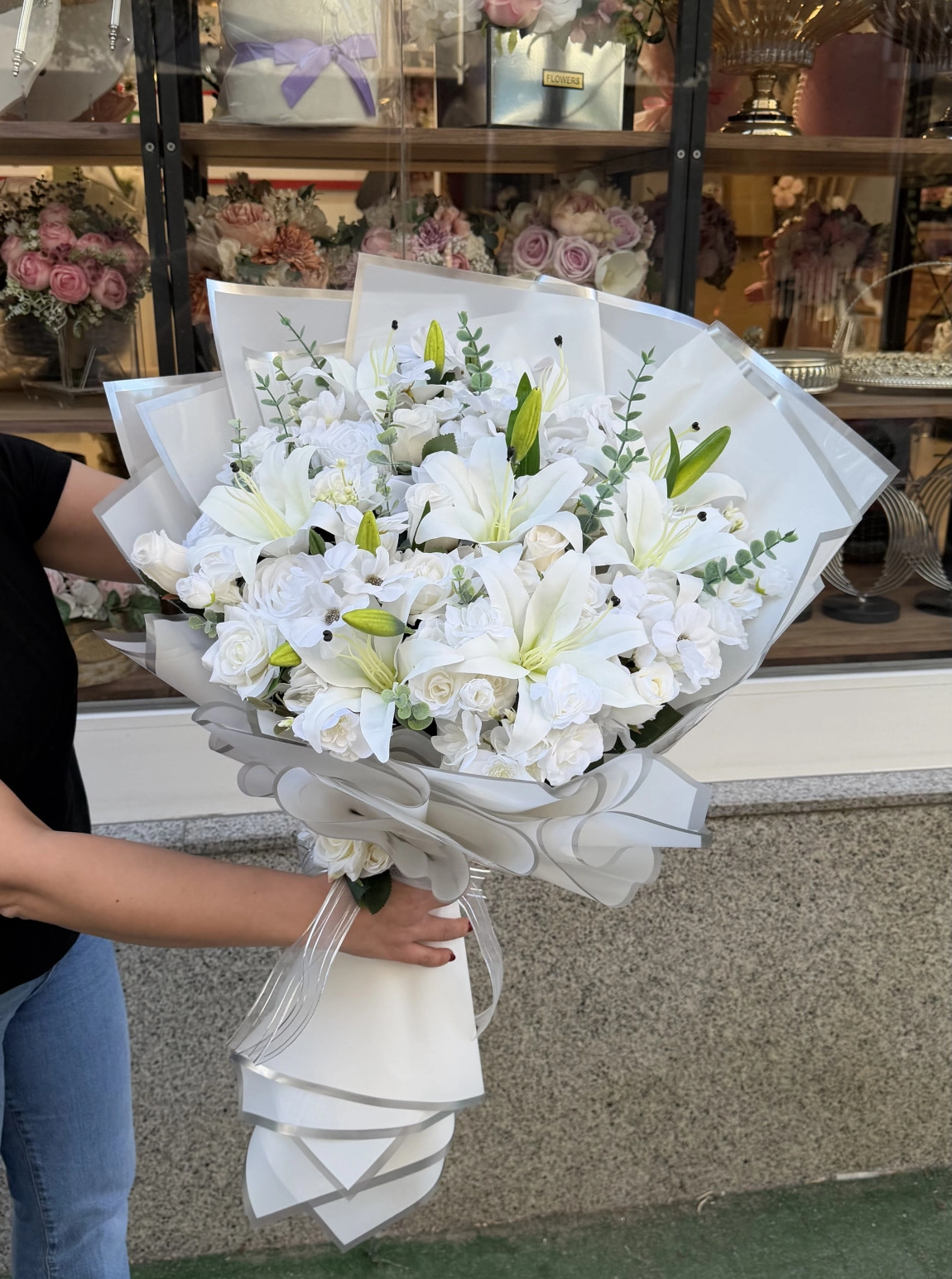 Lüks Beyaz Lilyum Ve Gül Tasarımlı Dev İsteme Buketi