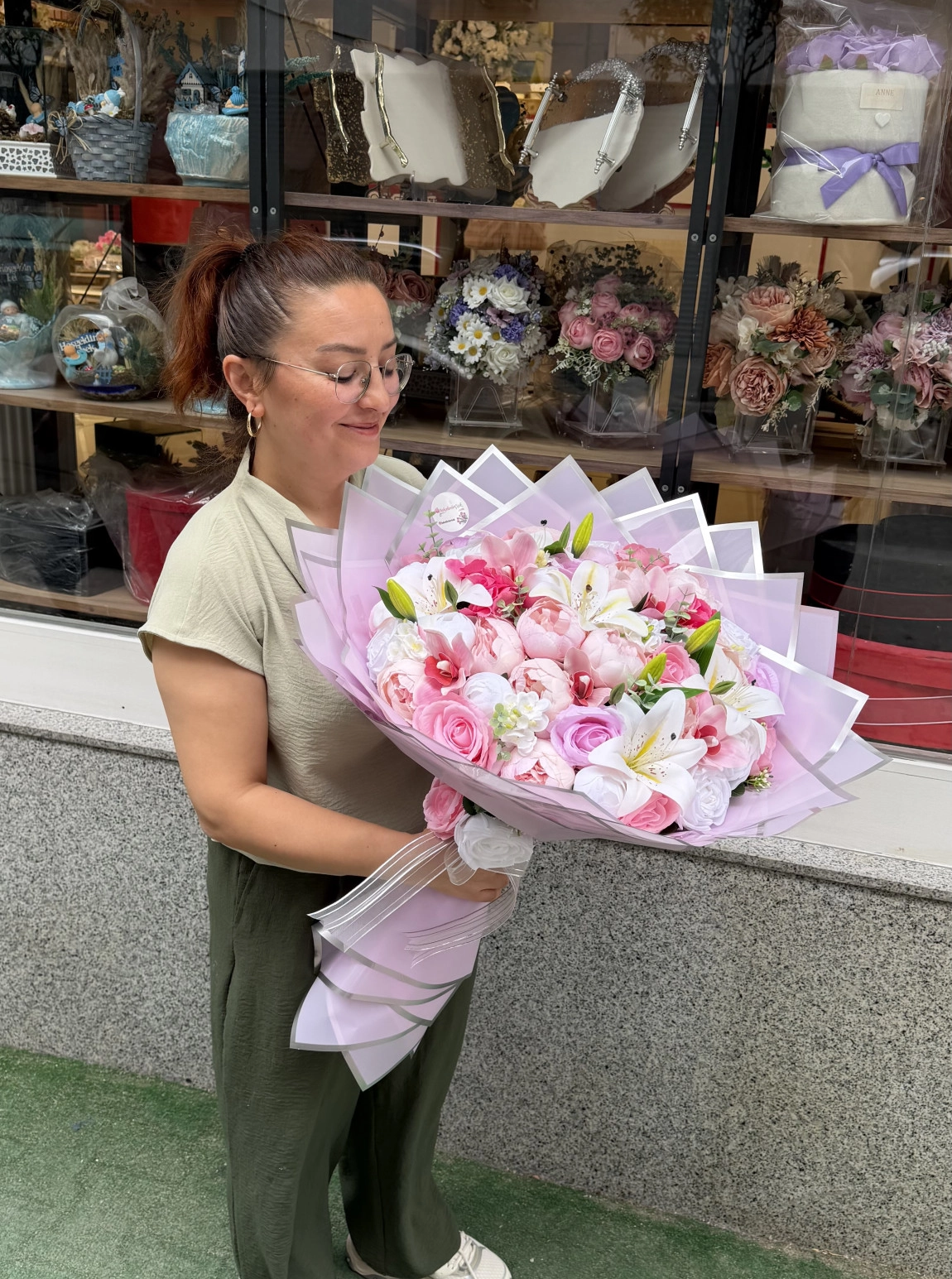 Lüks Pembe Ambalajda Beyaz Lilyum Ve Pembe Şakayık Buketi