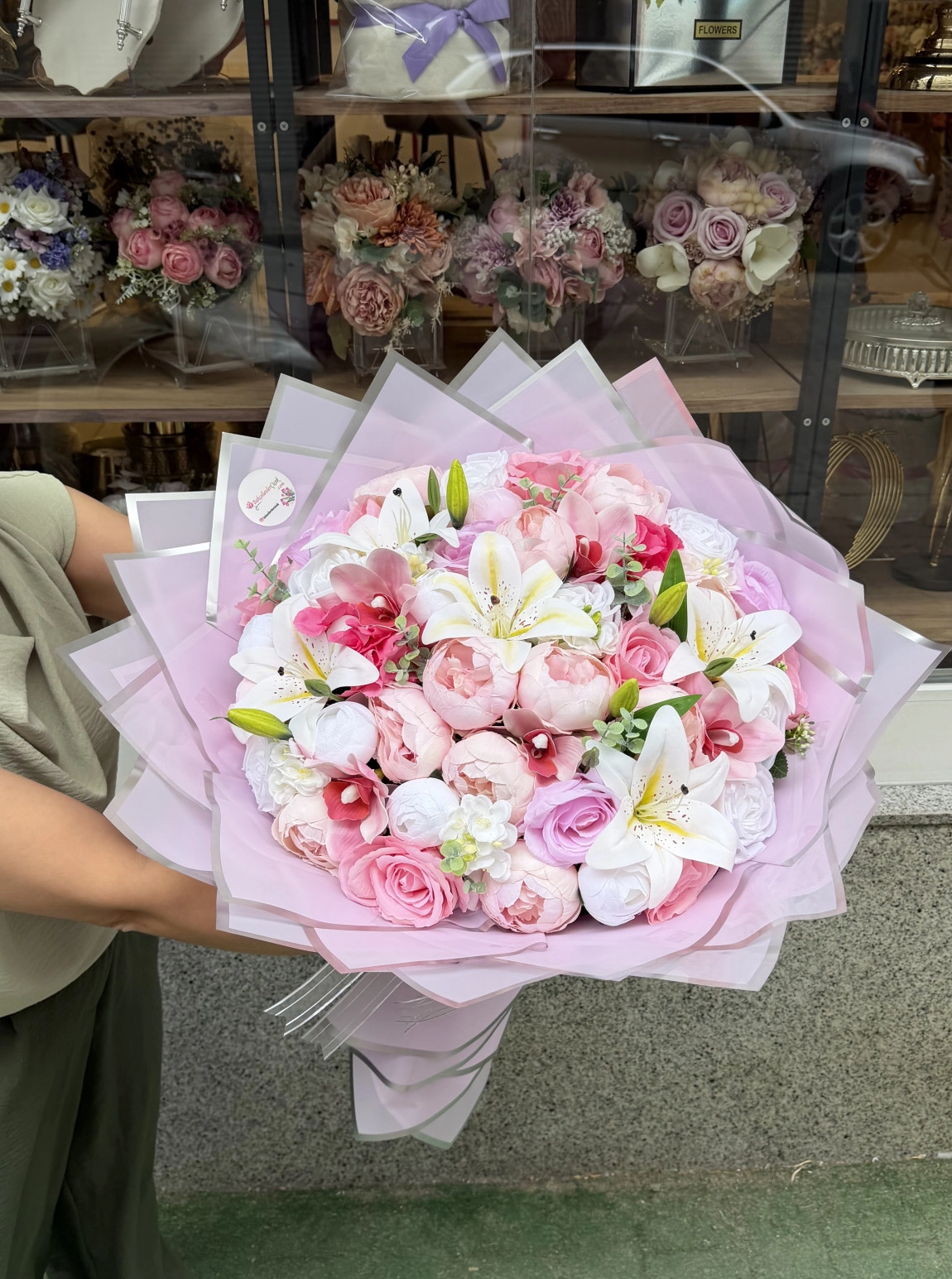 Lüks Pembe Ambalajda Beyaz Lilyum Ve Pembe Şakayık Buketi