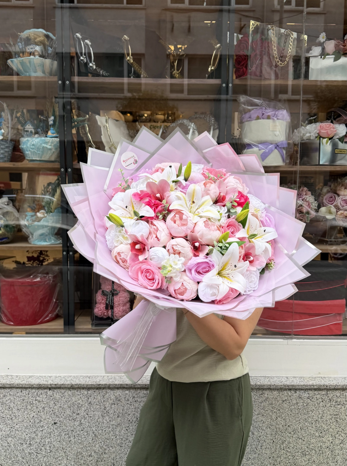 Lüks Pembe Ambalajda Beyaz Lilyum Ve Pembe Şakayık Buketi