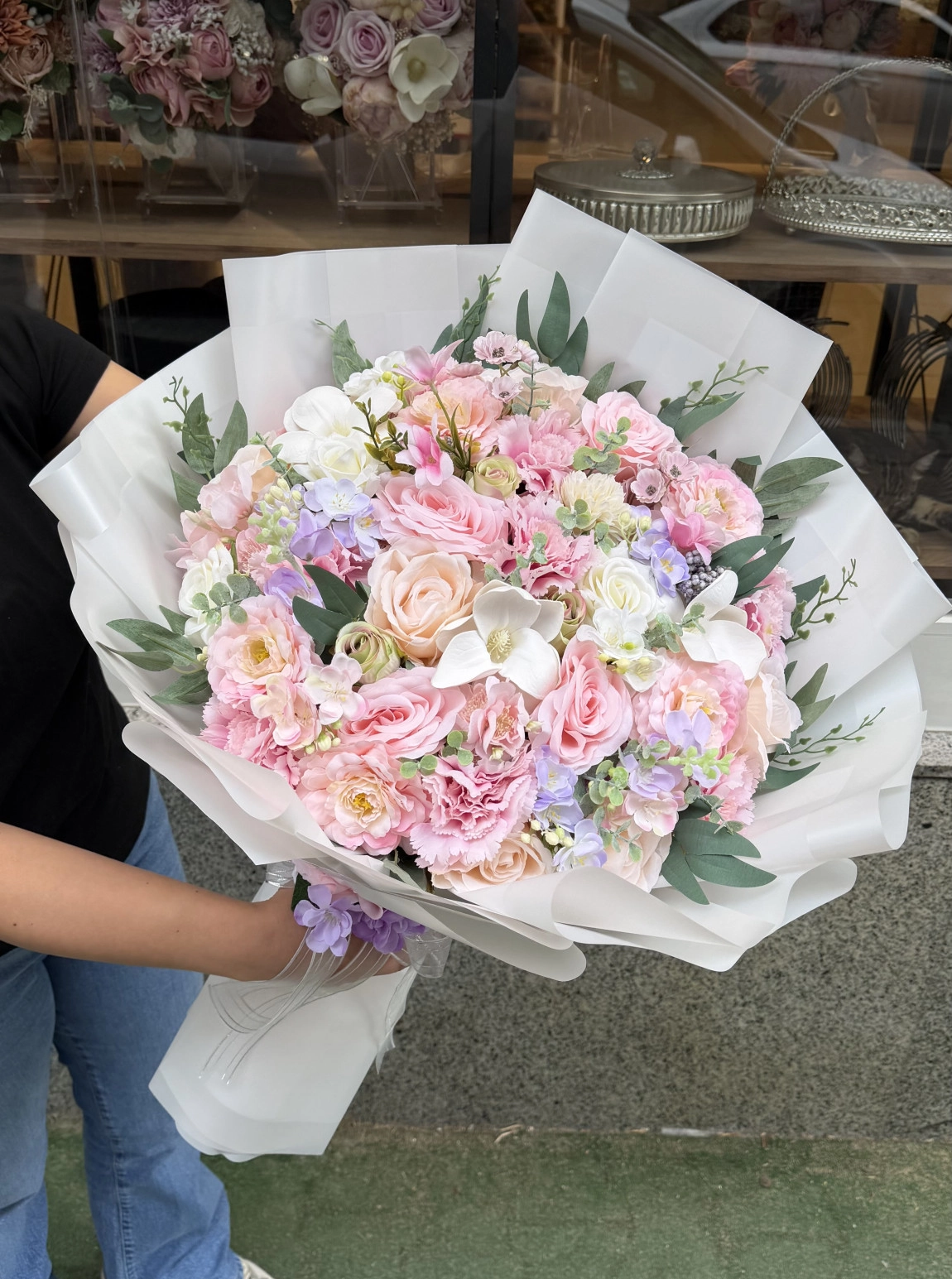 Lüks Pembe Gül Ve Karışık Mevsim Çiçekleri Buketi