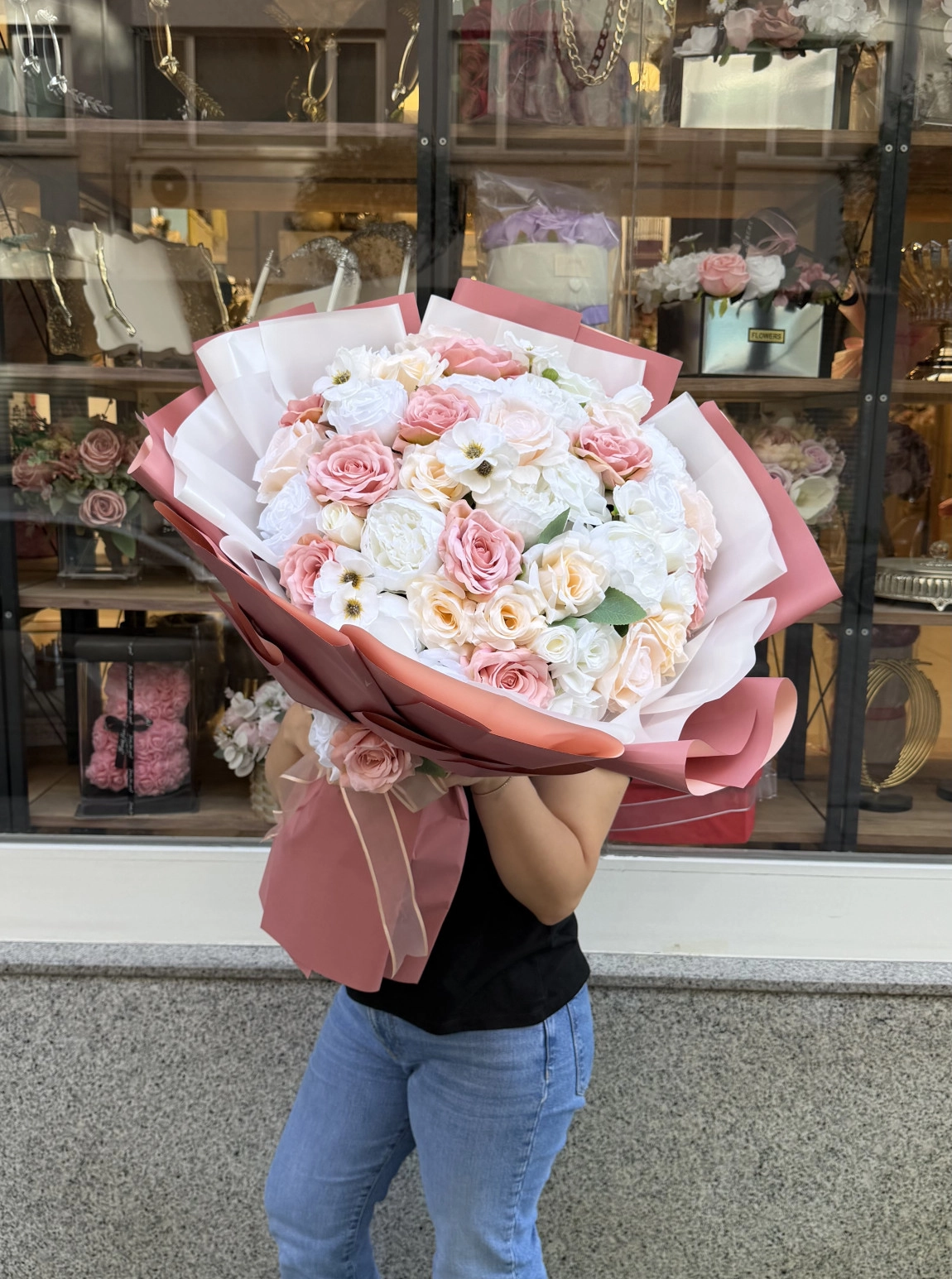 Lüks Pembe Ve Beyaz Güllerle Hazırlanmış Büyük Boy Buket
