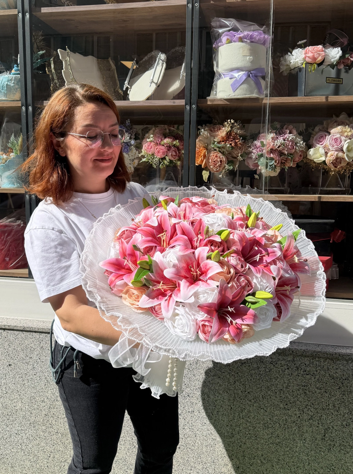Lüks Pileli Tül Ambalajda Pembe Lilyum Ve Gül Buketi