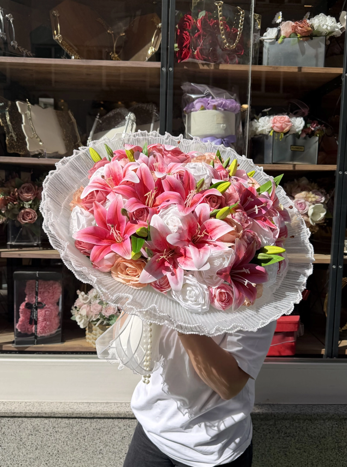 Lüks Pileli Tül Ambalajda Pembe Lilyum Ve Gül Buketi