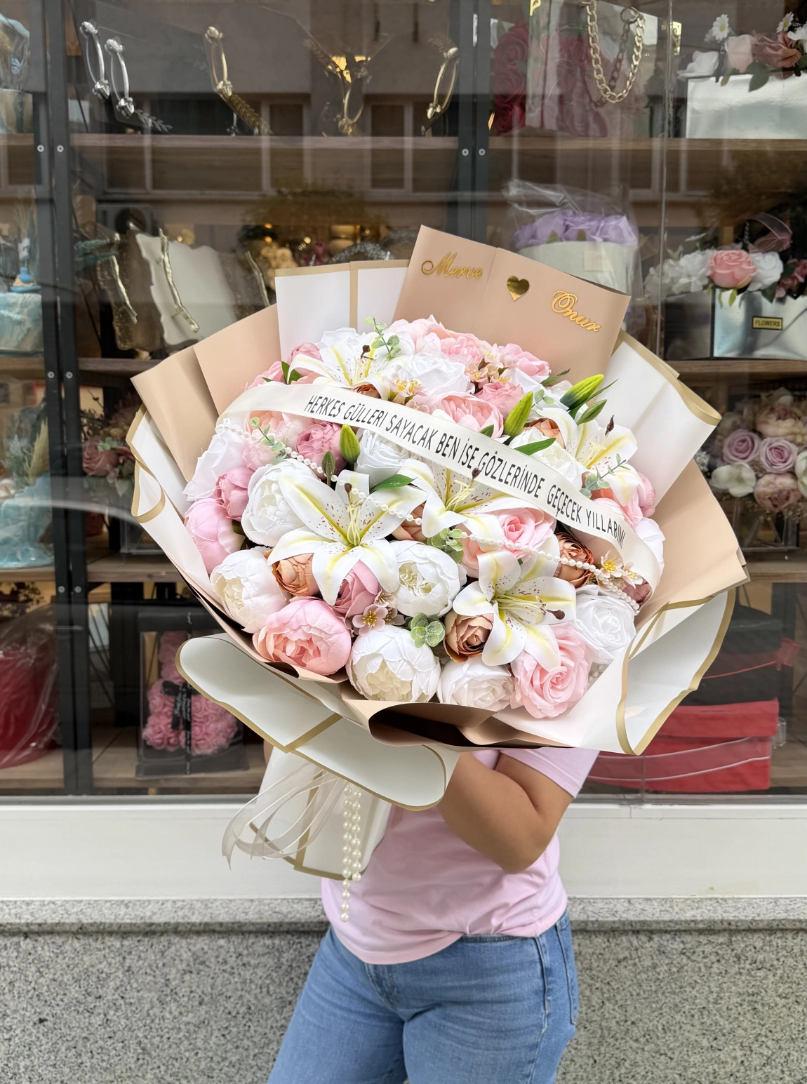 Lüks Tasarım Pembe Ve Beyaz Şakayık Ile Lilyum Buketi