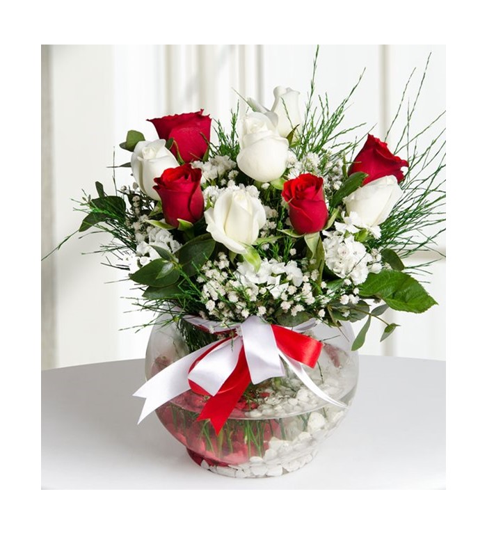 Paşabahçe Akvaryum Vazoda 4 Kırmızı Ve 5 Beyaz Gül