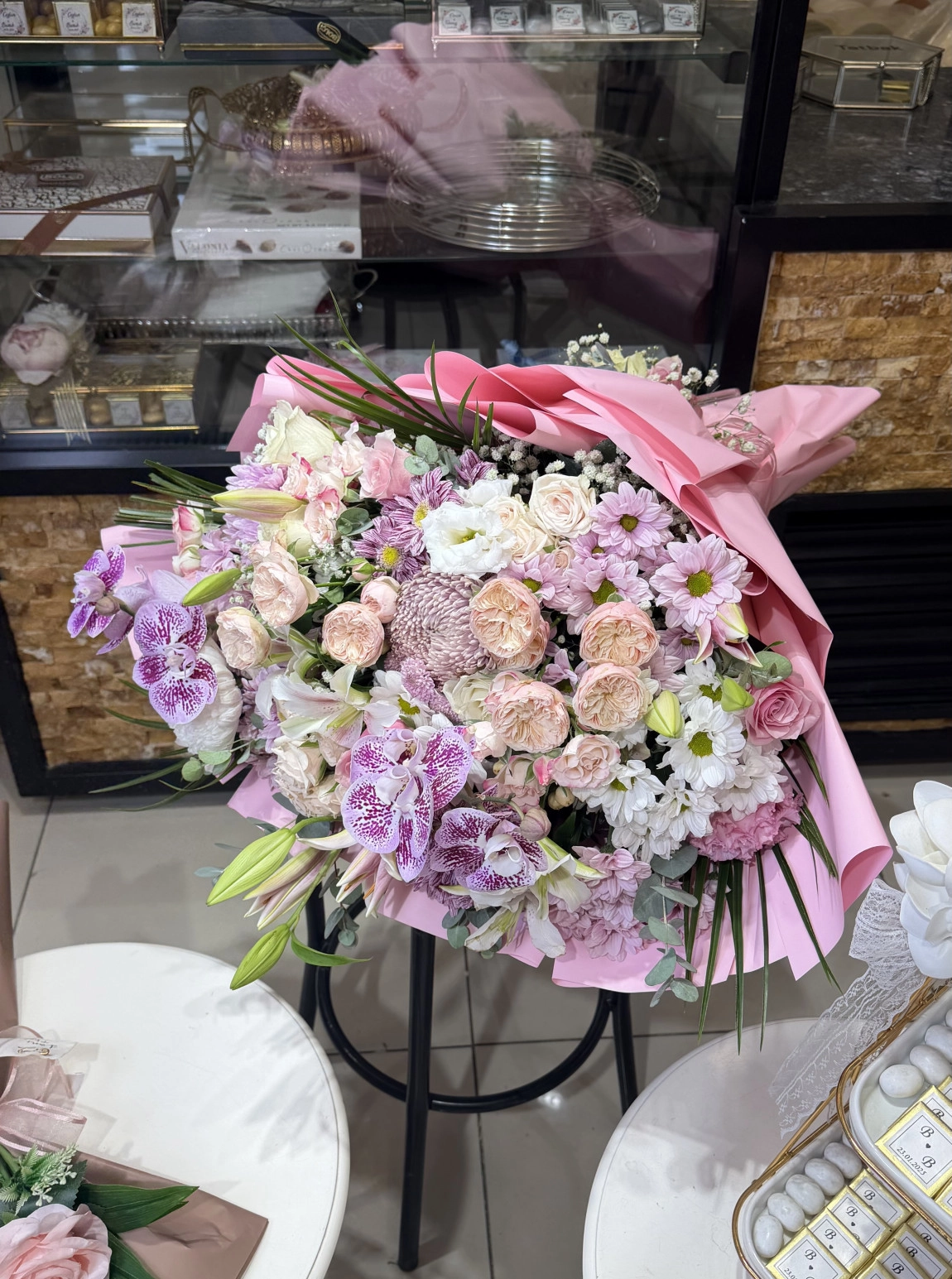 Pembe Orkide Ve Karışık Mevsim Çiçekli Lüks Tasarım Buket