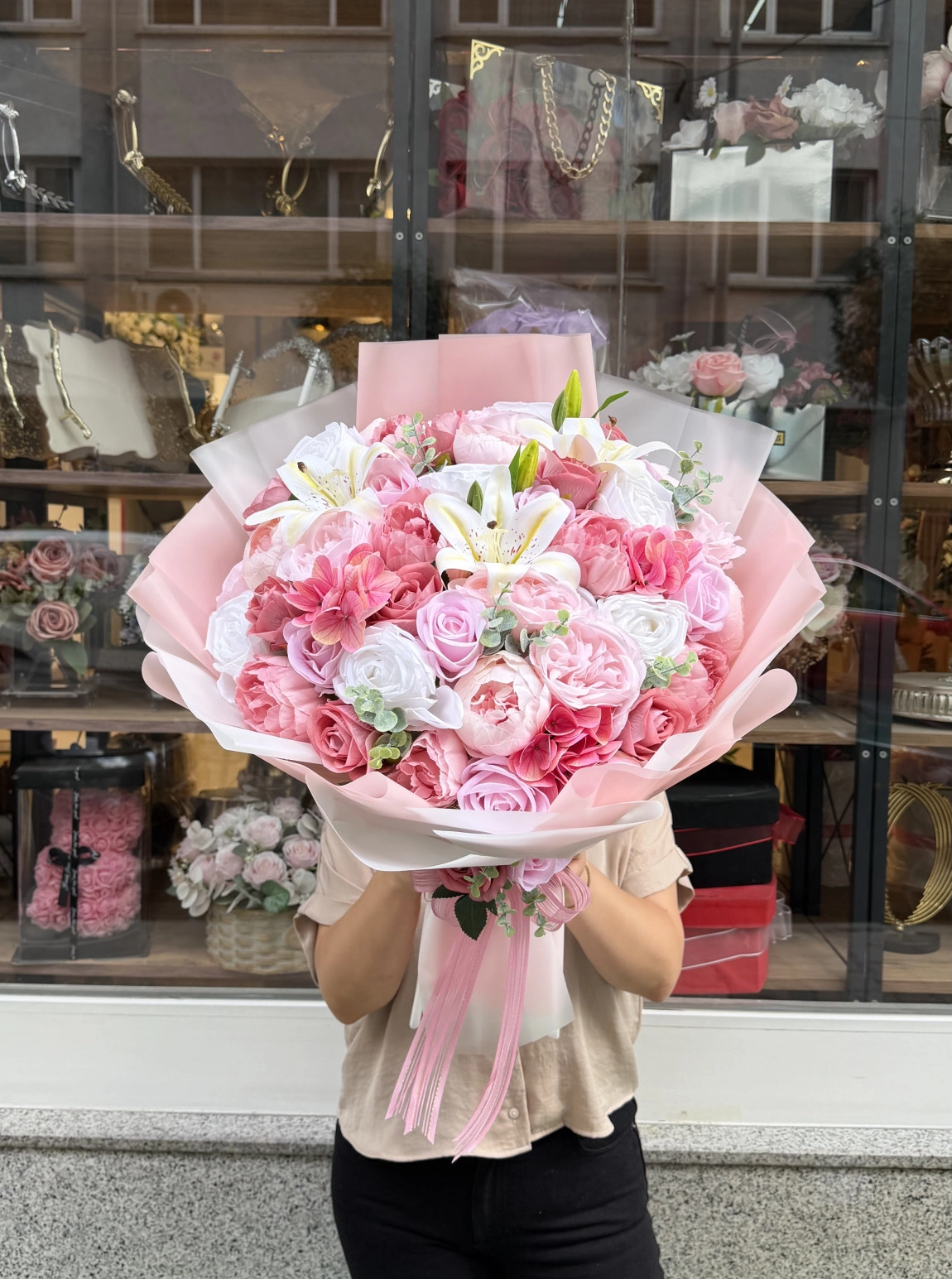 Pembe Ve Beyaz Güller Ile Lilyum Tasarımlı Büyük Boy Buket