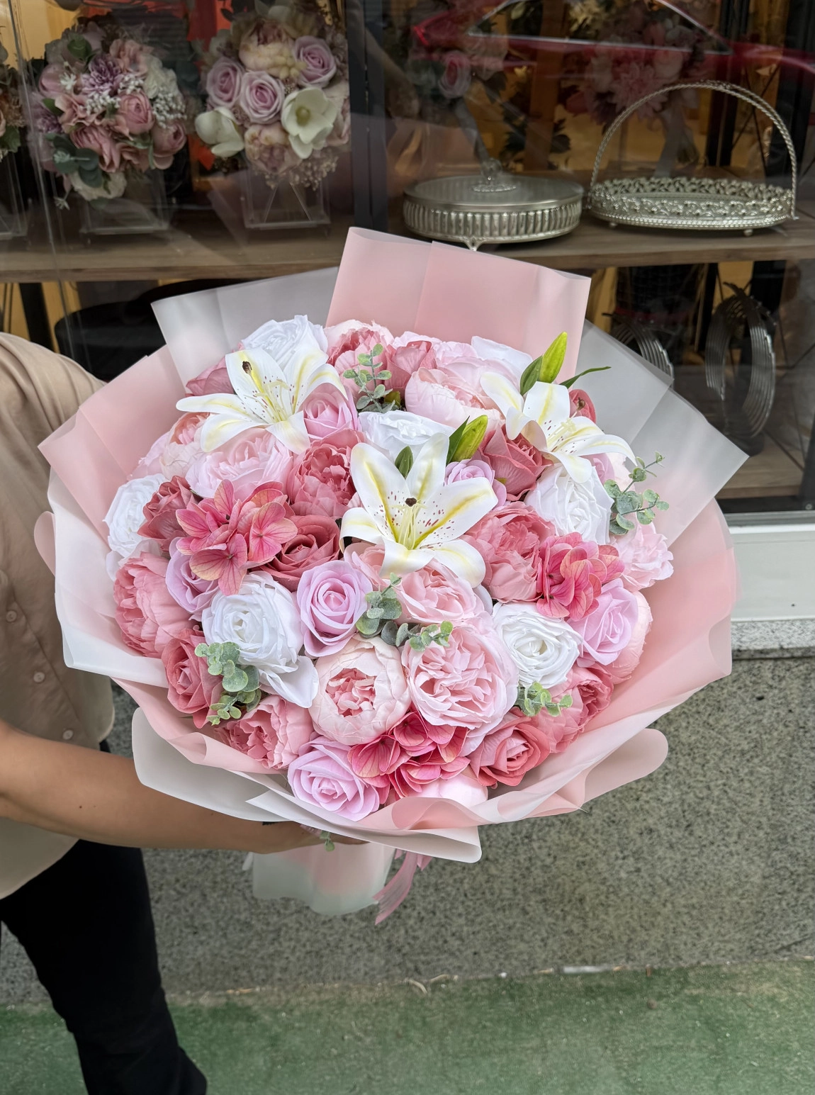 Pembe Ve Beyaz Güller Ile Lilyum Tasarımlı Büyük Boy Buket