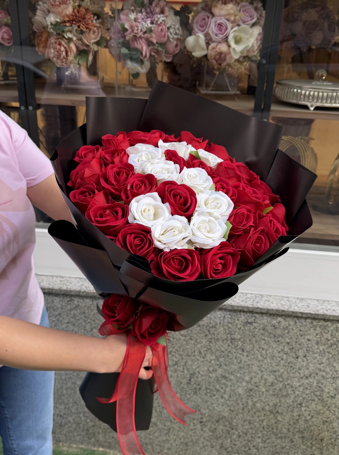 Siyah Ambalajda Kırmızı Ve Beyaz Güllerden S Harfi Buketi