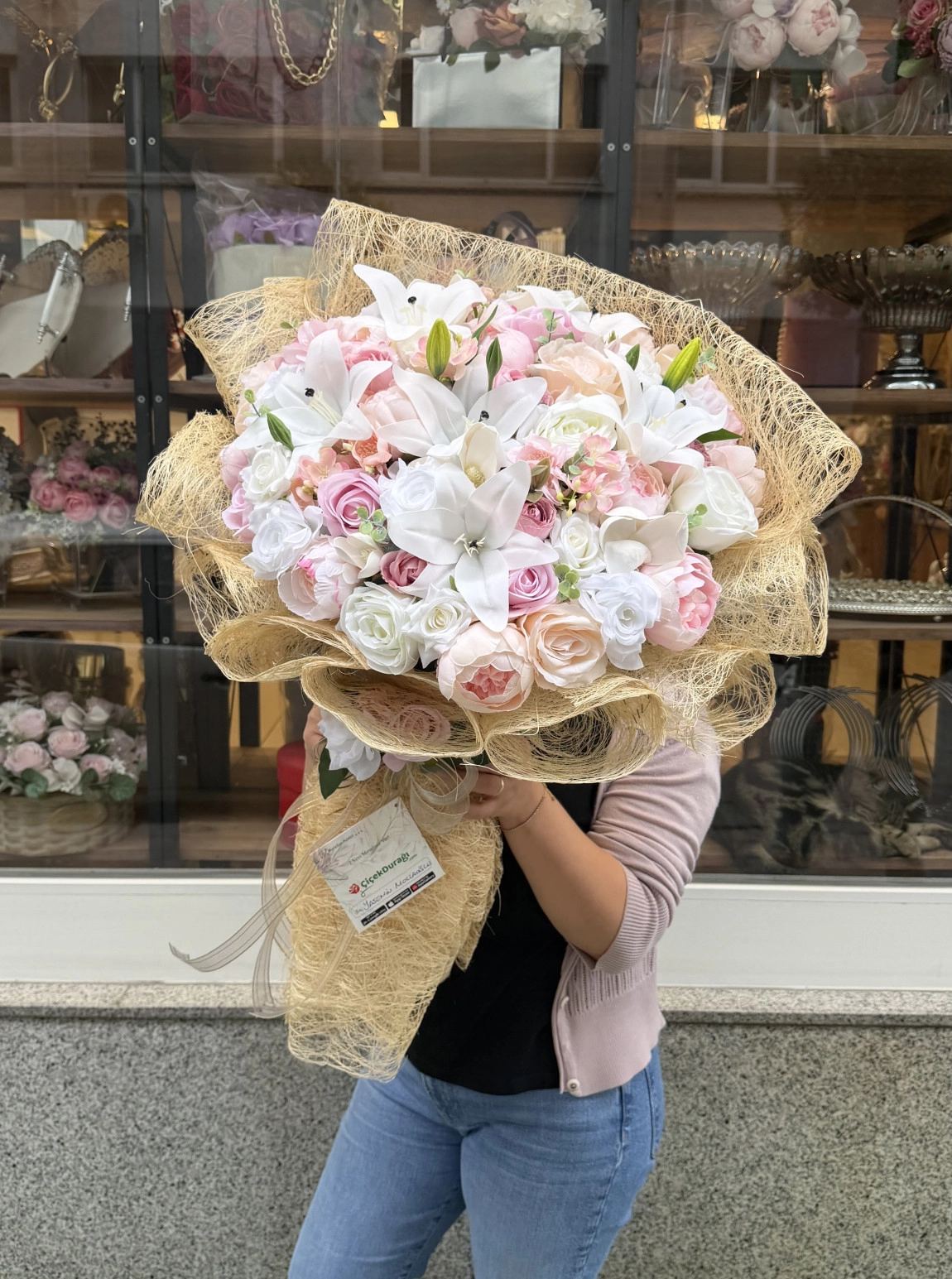 Altın Sarısı File Ambalajda Beyaz Lilium Ve Pembe Gül Buketi
