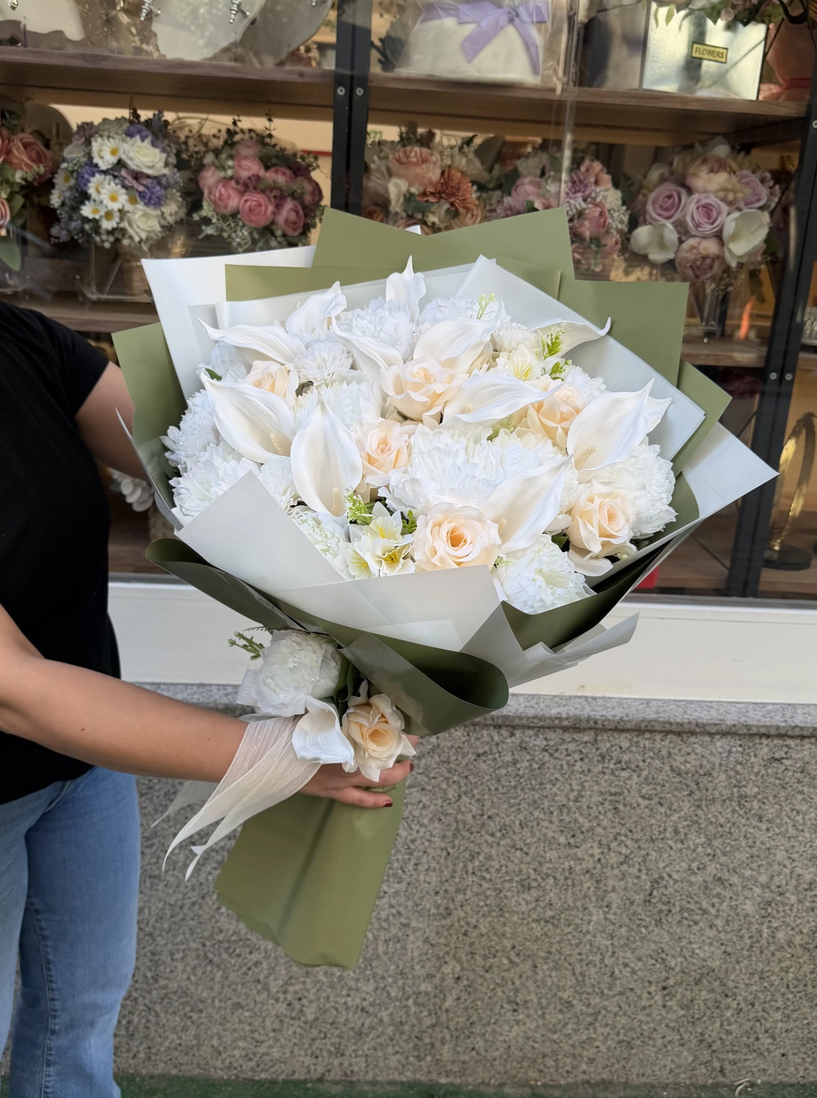Beyaz Gala Ve Krem Gül Detaylı Lüks Büyük Boy Buket
