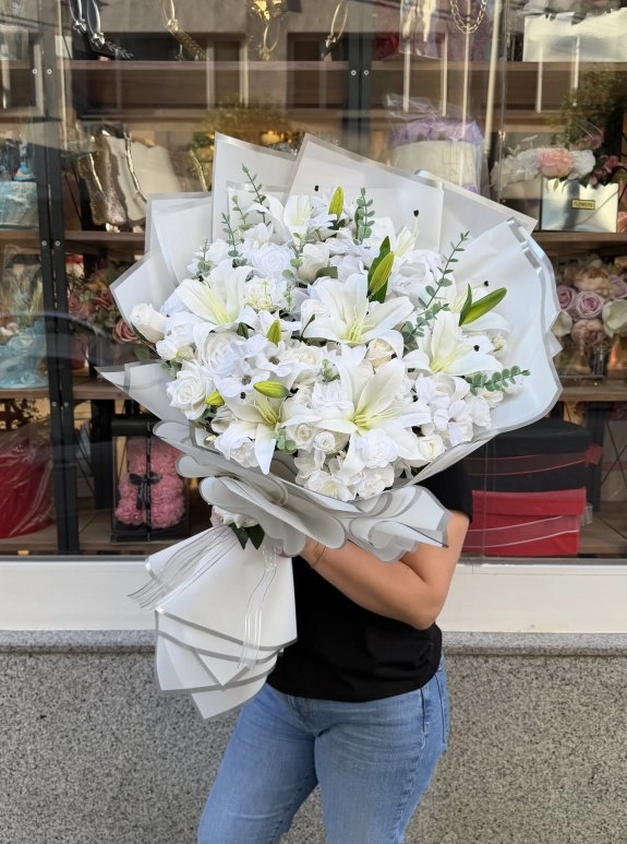 Beyaz Lilyum Ve Beyaz Gül Tasarımlı Büyük Boy Buket