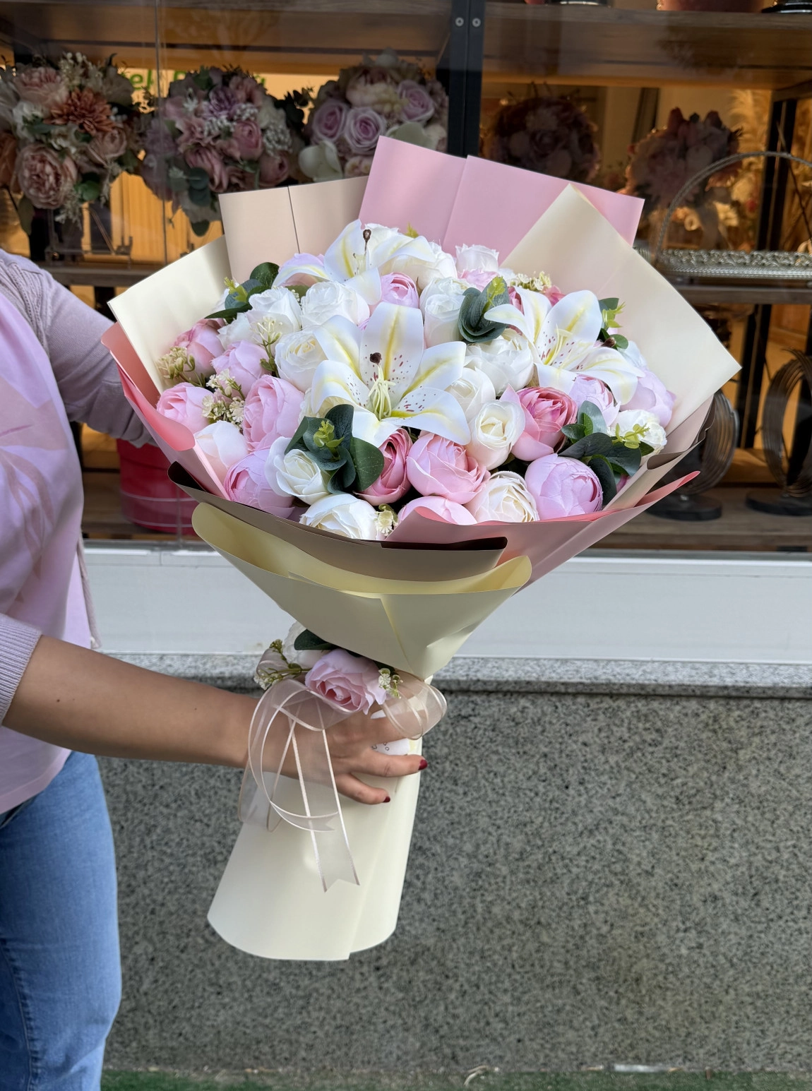 Beyaz Lilyum Ve Pembe Şakayık Güller Lüks Tasarım Buketi