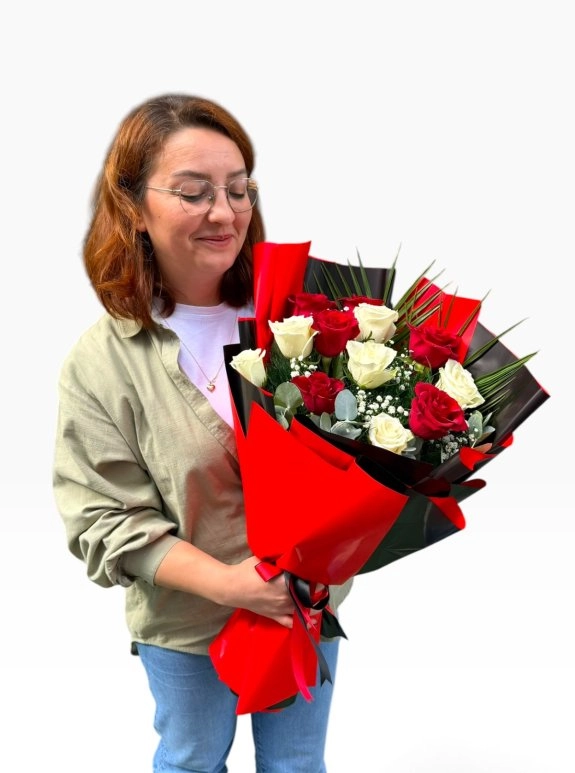 Kırmızı Ve Beyaz Güllerden Şık Tasarım Buket