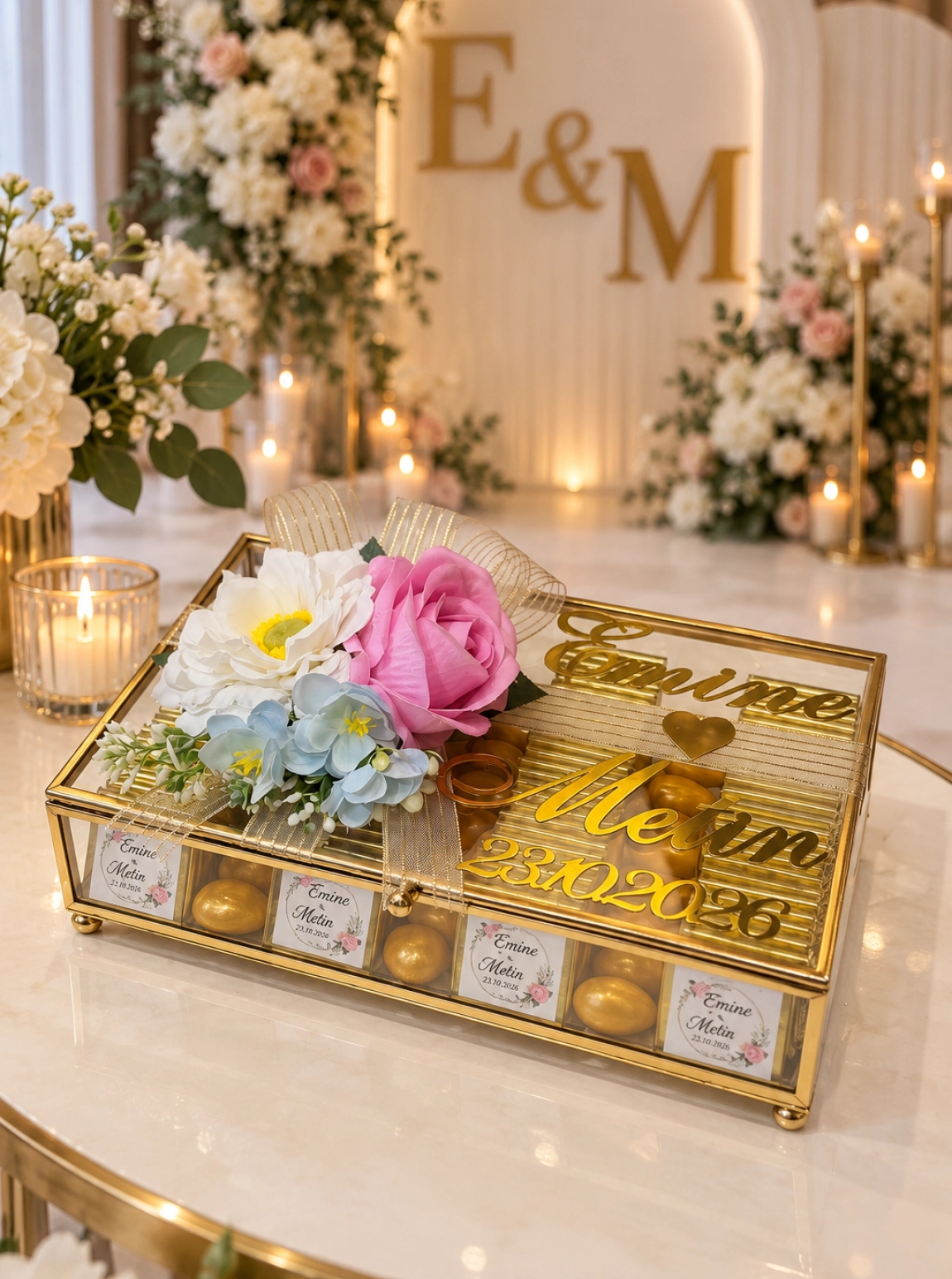 Kişiselleştirilmiş Çiçek Süslemeli Gold Cam Kutuda Söz Ve Nişan Çikolatası Aranjmanı
