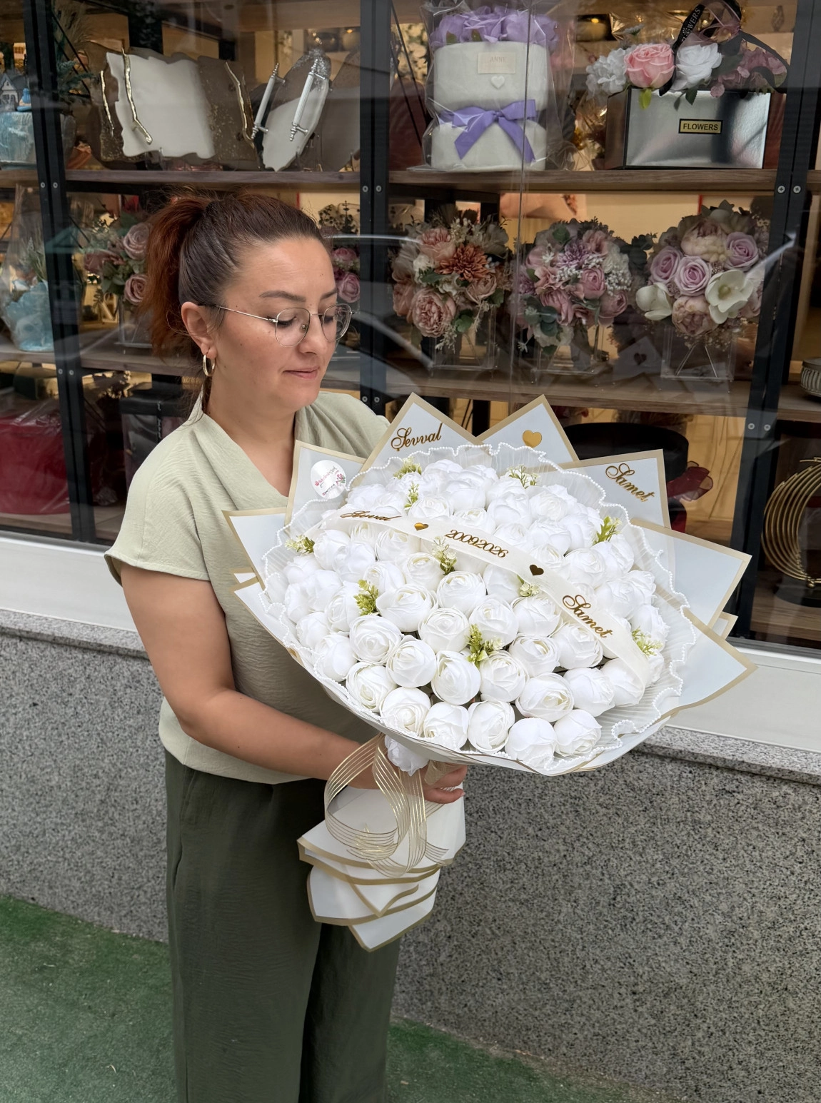 Kişiye Özel İsim Yazılı Lüks Beyaz Gül Buketi