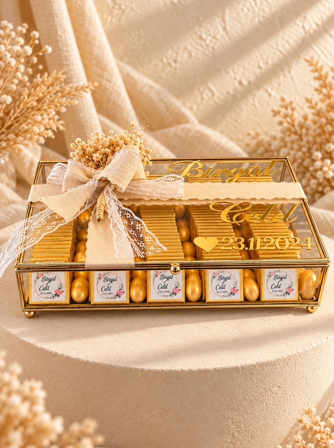 Kişiye Özel İsimli Gold Cam Kutuda Söz Ve Nişan Çikolatası Aranjmanı