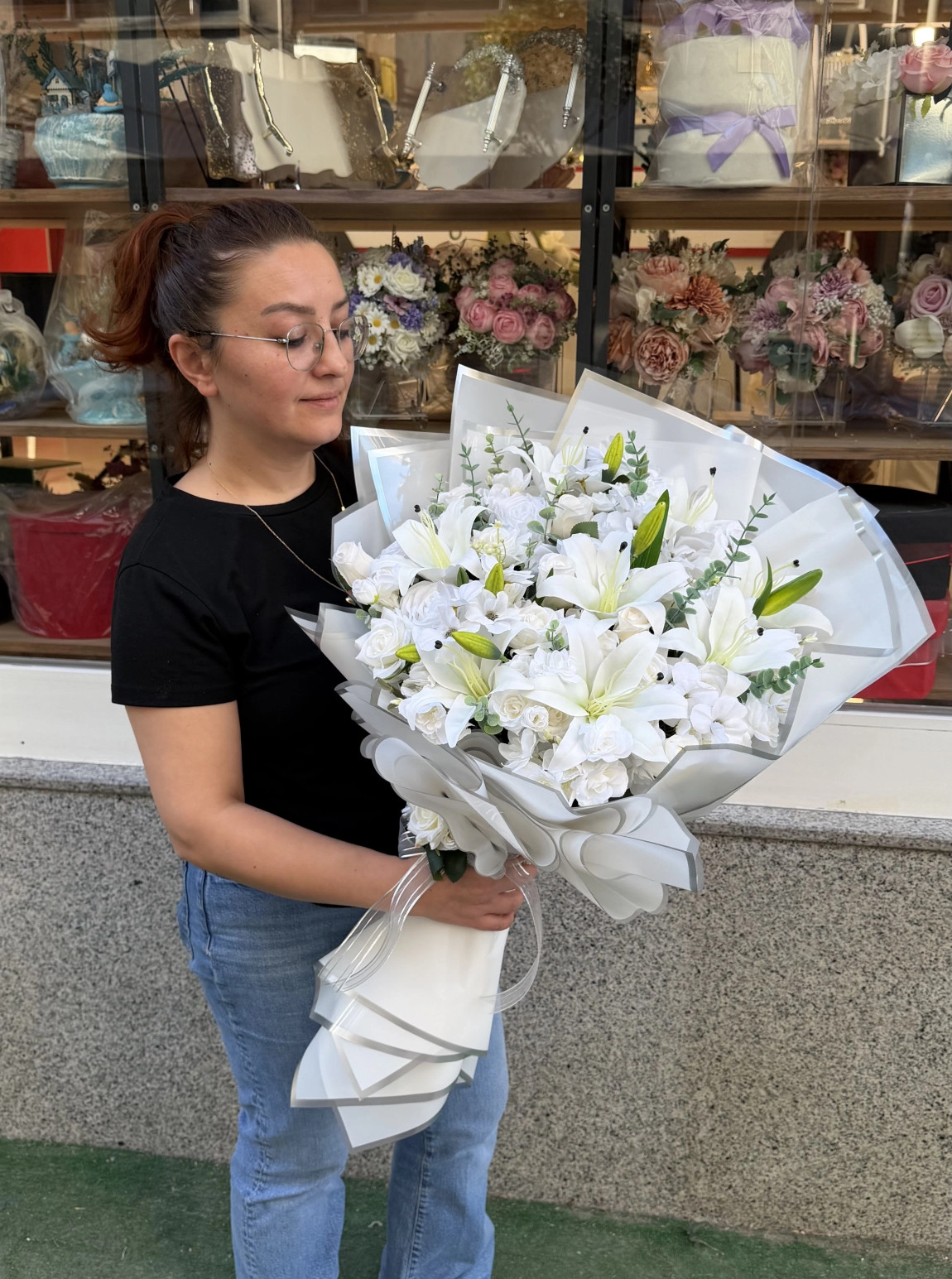 Lüks Beyaz Lilyum Ve Gül Tasarımlı Dev İsteme Buketi