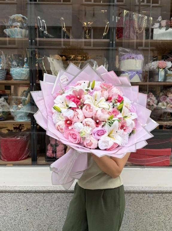 Lüks Pembe Ambalajda Beyaz Lilyum Ve Pembe Şakayık Buketi