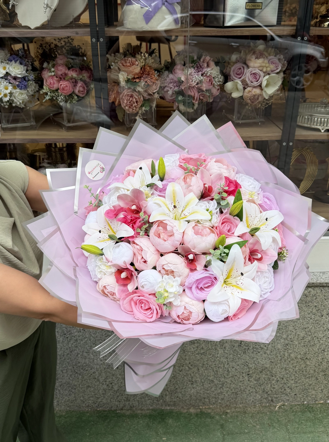 Lüks Pembe Ambalajda Beyaz Lilyum Ve Pembe Şakayık Buketi
