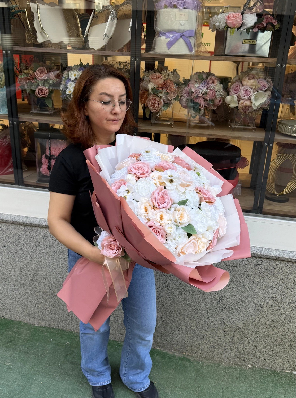Lüks Pembe Ve Beyaz Güllerle Hazırlanmış Büyük Boy Buket
