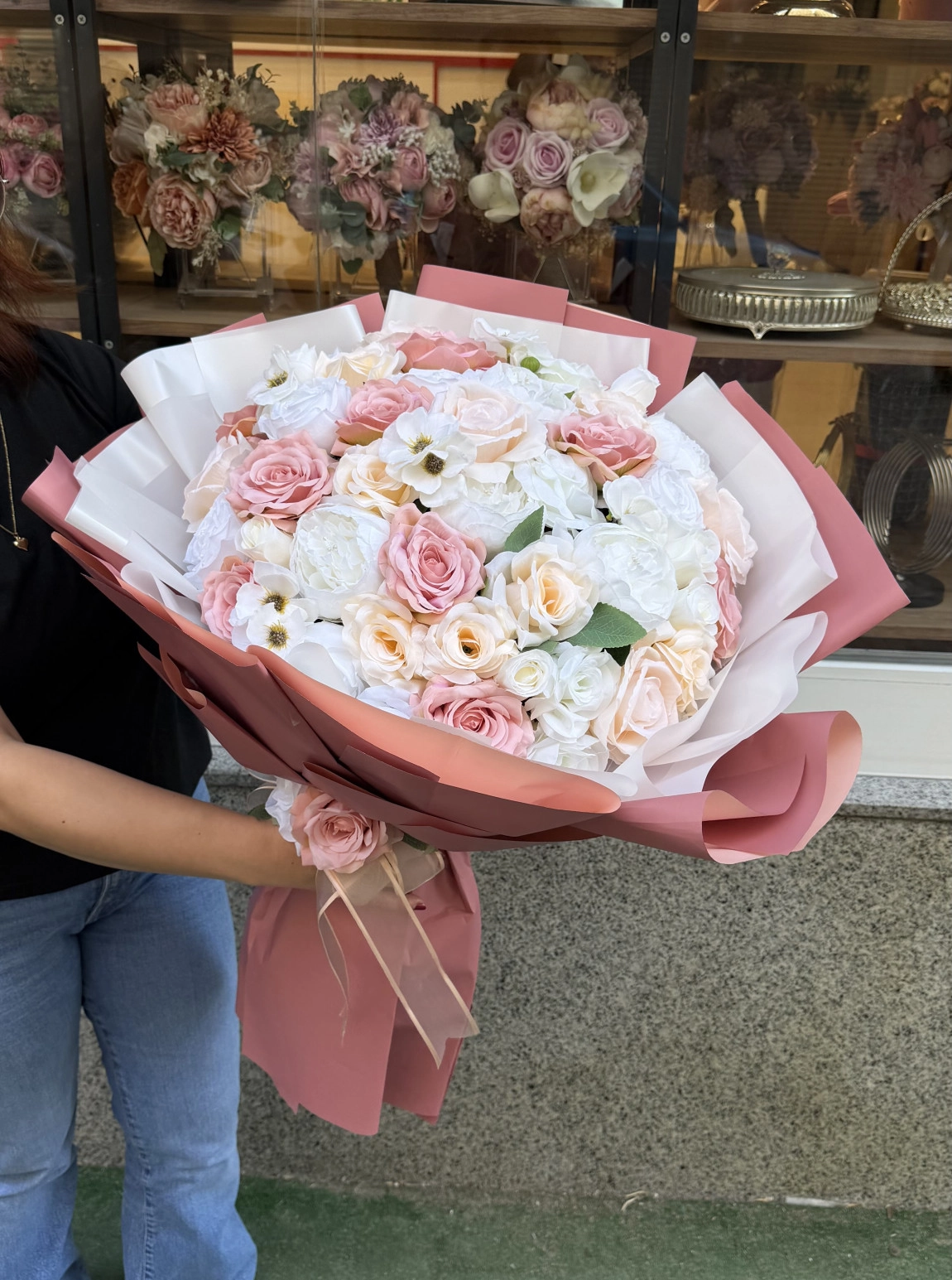 Lüks Pembe Ve Beyaz Güllerle Hazırlanmış Büyük Boy Buket