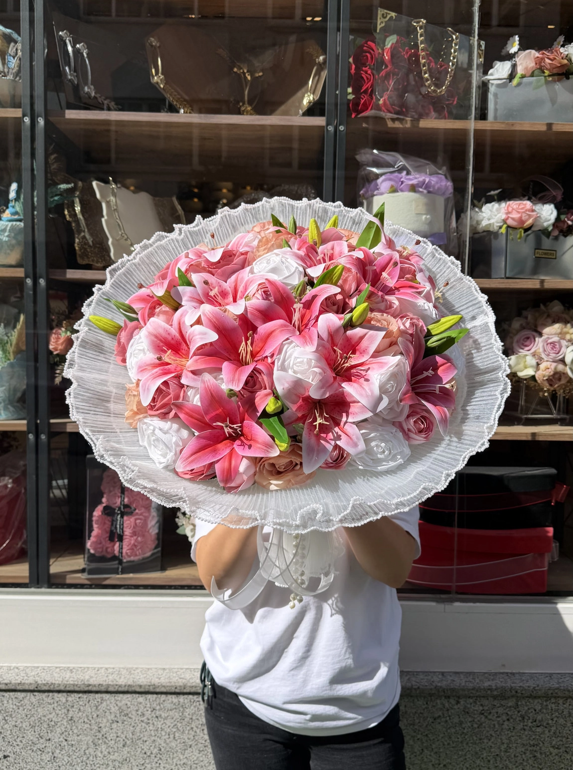 Lüks Pileli Tül Ambalajda Pembe Lilyum Ve Gül Buketi
