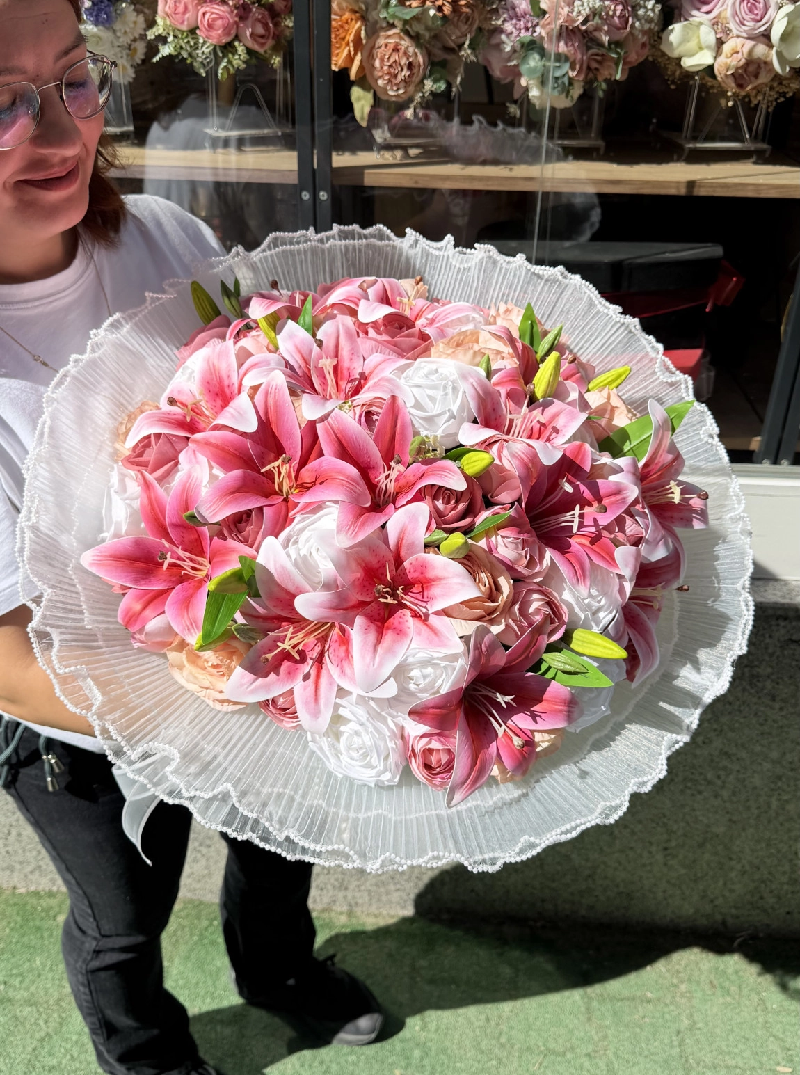 Lüks Pileli Tül Ambalajda Pembe Lilyum Ve Gül Buketi