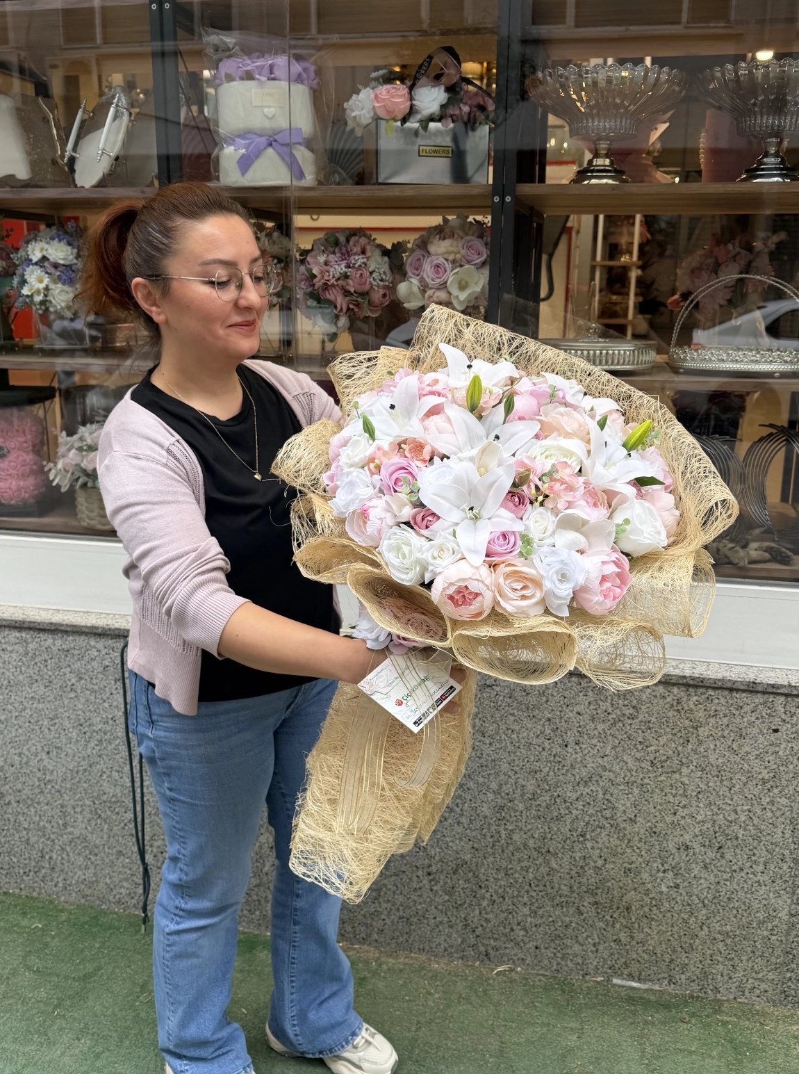 Lüks Tasarım Pembe Beyaz Gül Ve Lilyum Kız İsteme Çiçek Buketi Ve