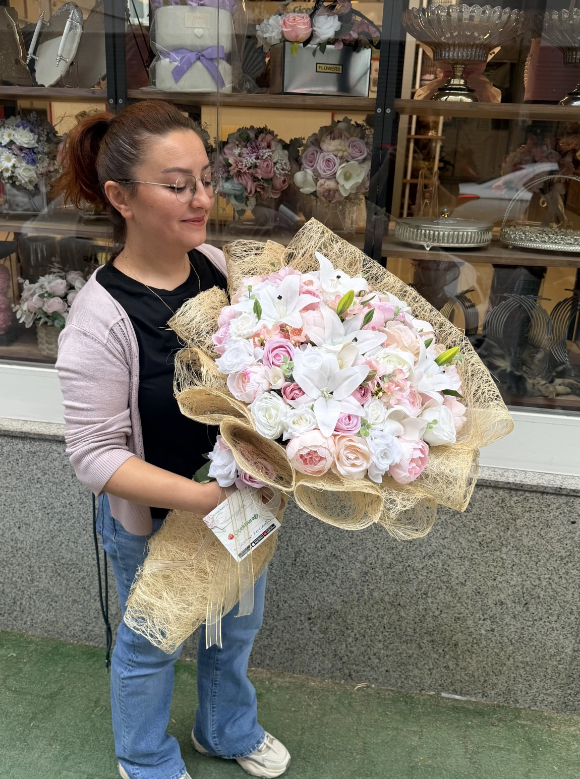 Lüks Tasarım Pembe Beyaz Gül Ve Lilyum Kız İsteme Çiçek Buketi Ve