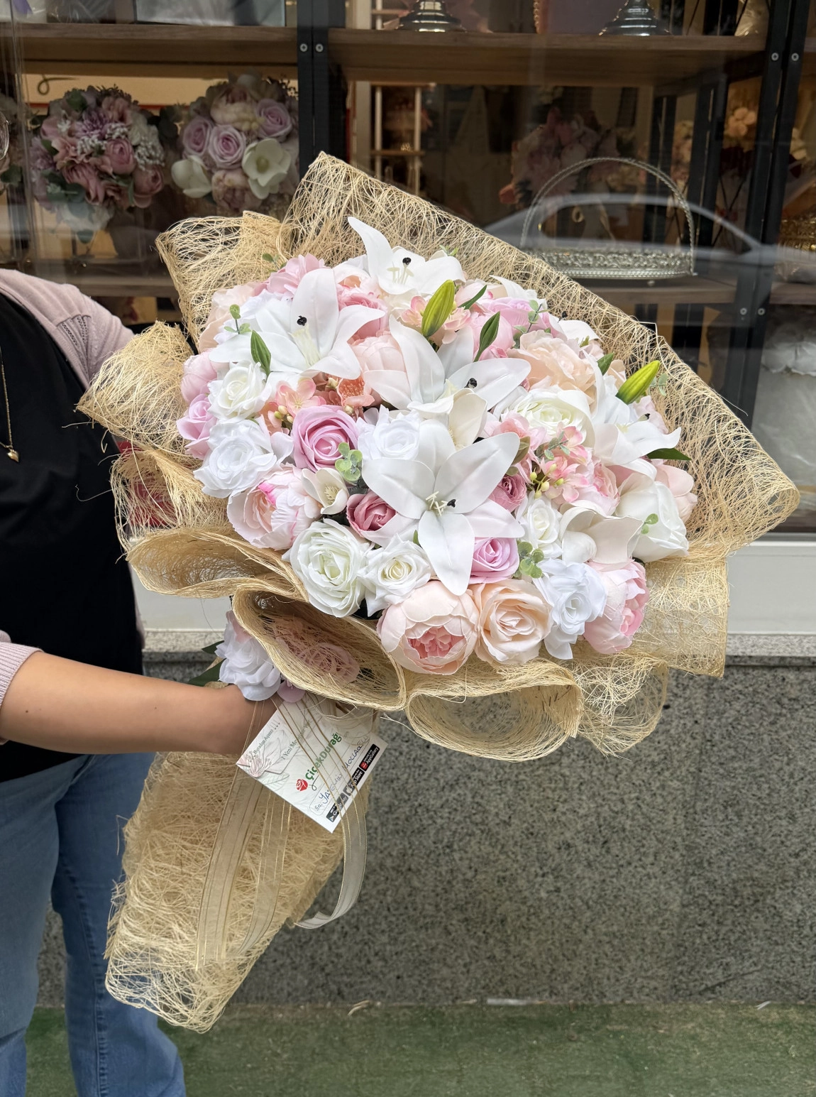 Lüks Tasarım Pembe Beyaz Gül Ve Lilyum Kız İsteme Çiçek Buketi Ve