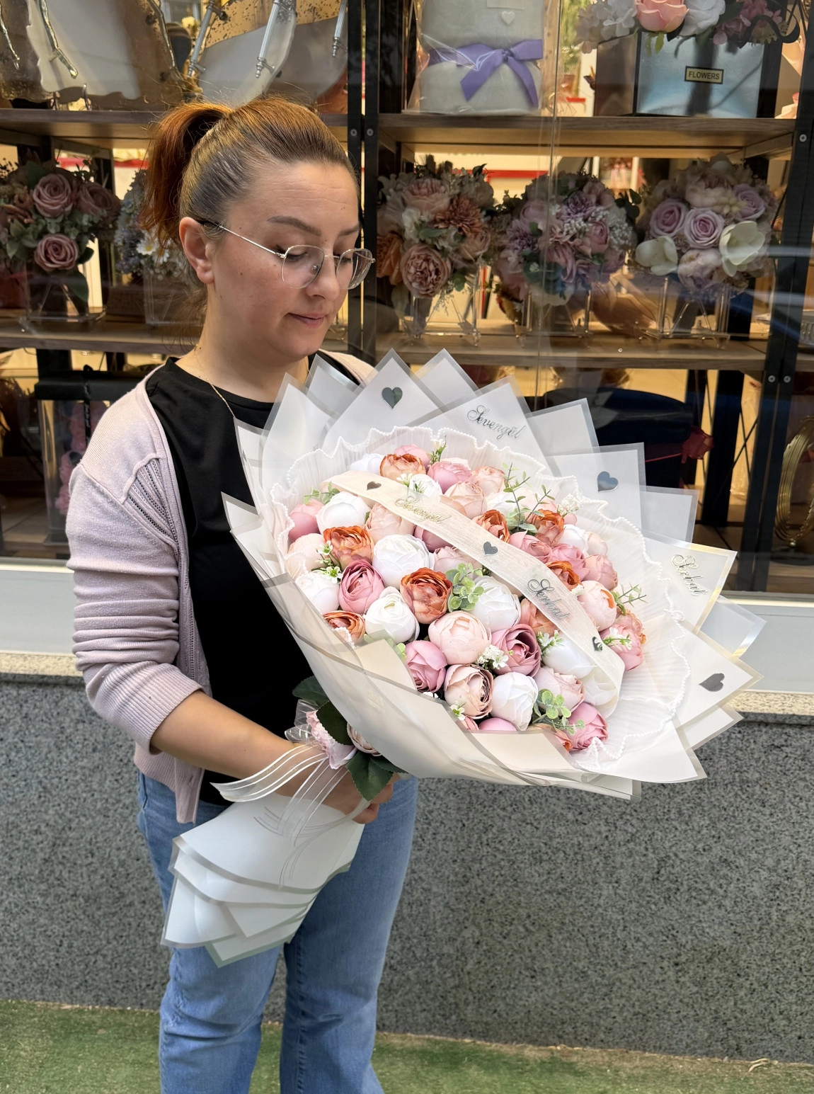 Özel Tasarım İthal Pembe Ve Beyaz Şakayık Buketi