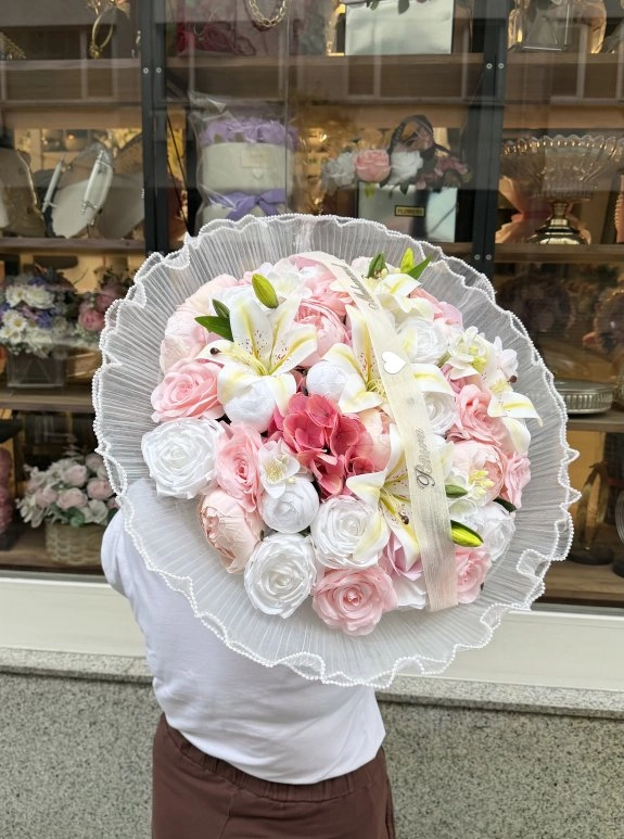 Özel Tasarım Tül Ambalajlı Pembe Ve Beyaz Lüks Karışık Buket