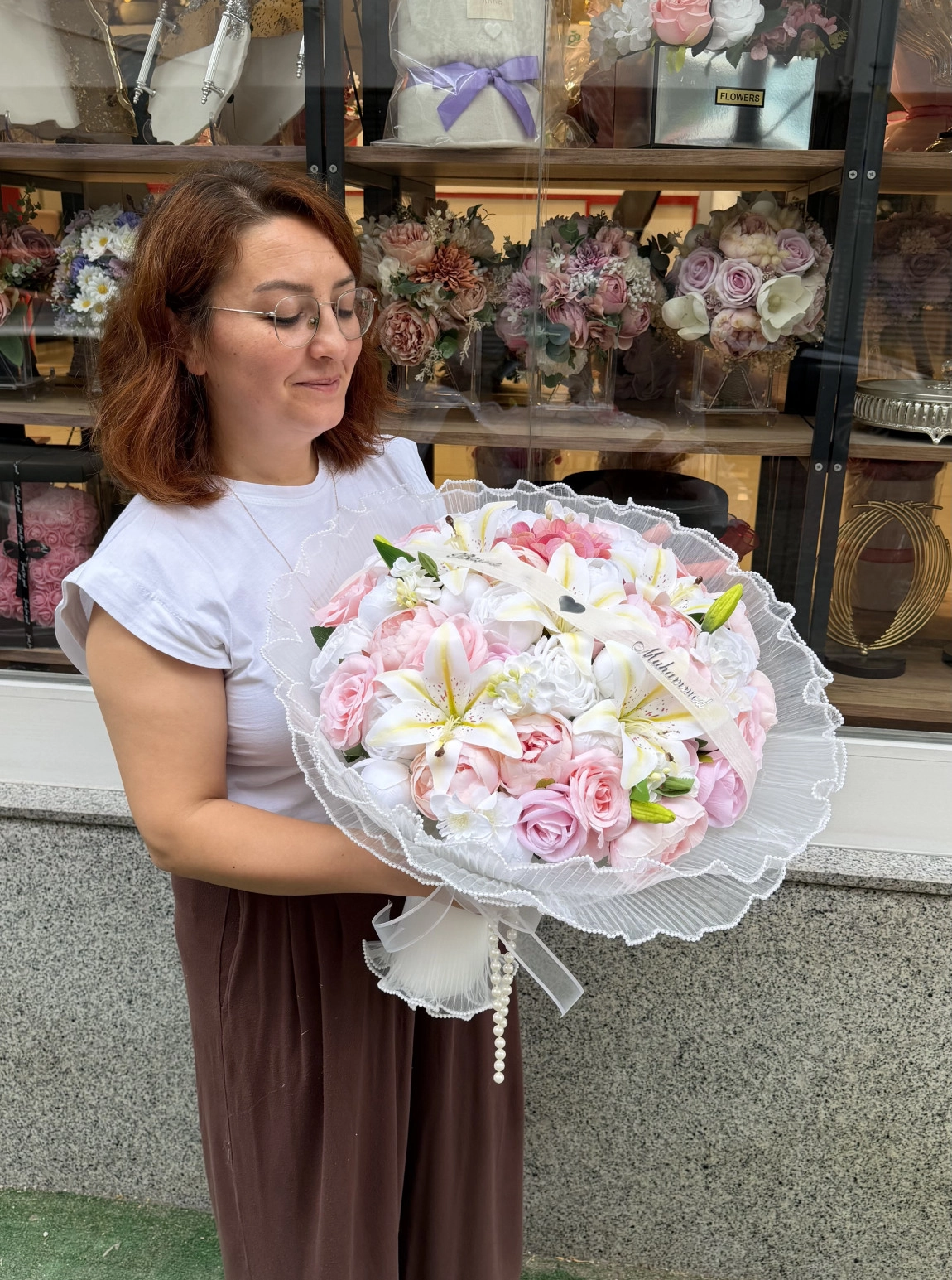 Özel Tasarım Tül Ambalajlı Pembe Ve Beyaz Lüks Karışık Buket
