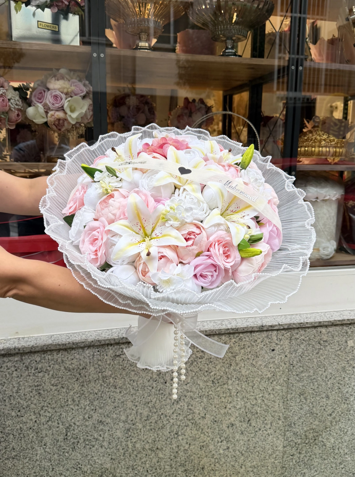 Özel Tasarım Tül Ambalajlı Pembe Ve Beyaz Lüks Karışık Buket