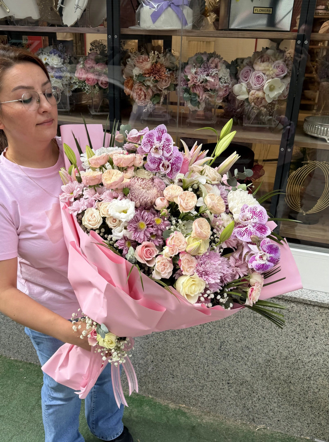 Pembe Orkide Ve Karışık Mevsim Çiçekli Lüks Tasarım Buket