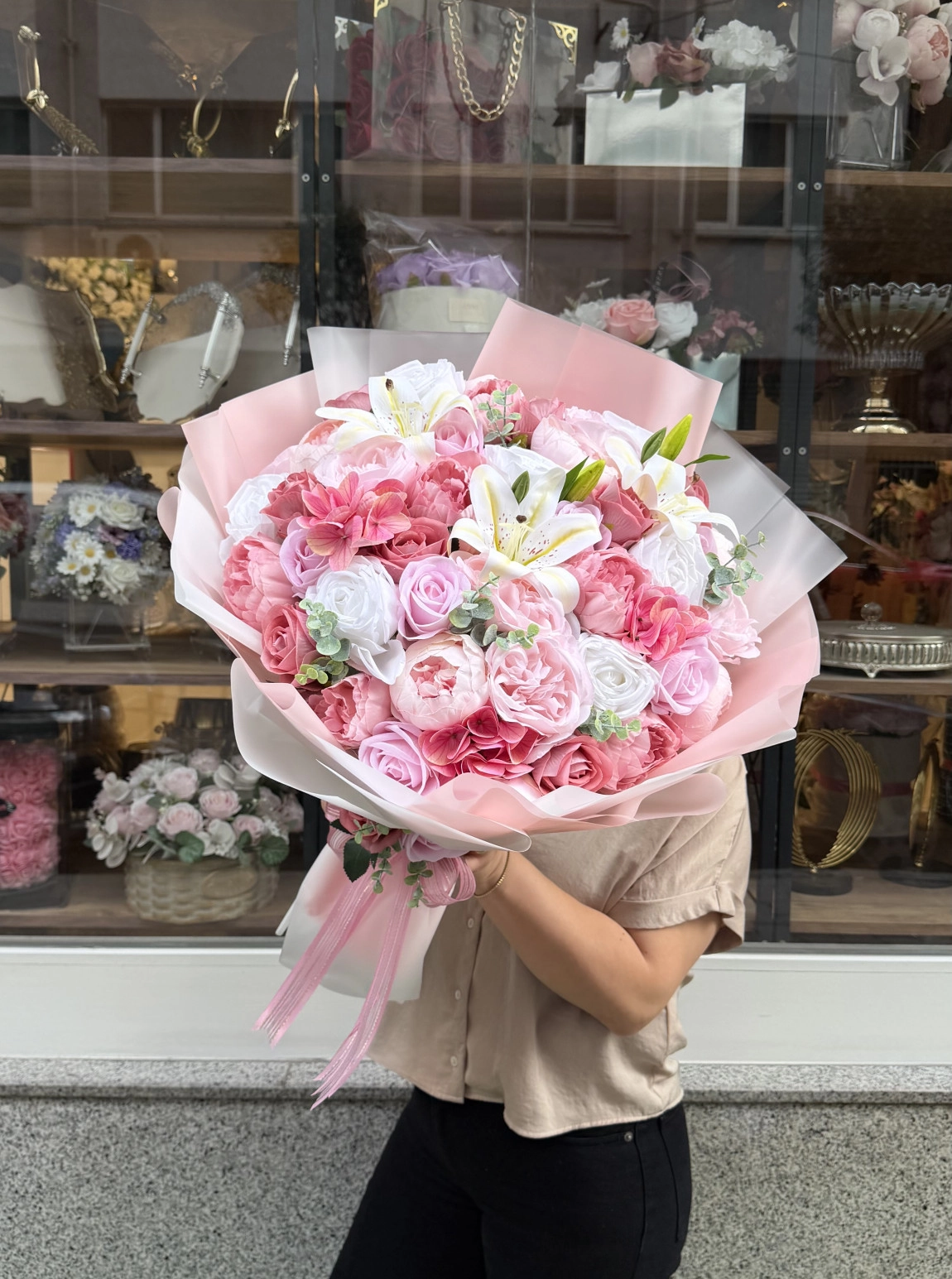 Pembe Ve Beyaz Güller Ile Lilyum Tasarımlı Büyük Boy Buket