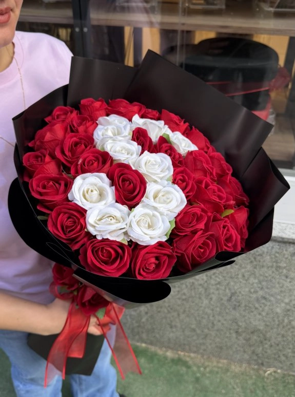 Siyah Ambalajda Kırmızı Ve Beyaz Güllerden S Harfi Buketi