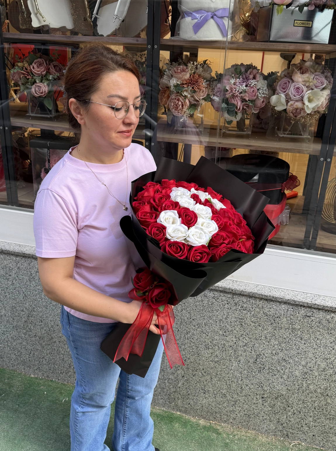 Siyah Ambalajda Kırmızı Ve Beyaz Güllerden S Harfi Buketi