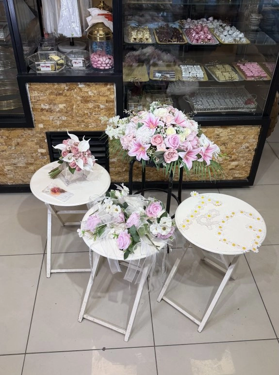 Yapay Model Gelin Arabası Ve Gelin Buketi